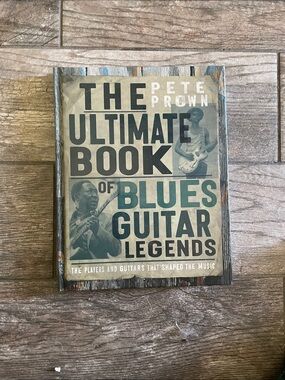 The Ultimate Book of Blues Guitar Legends - Beige/Black/Teal Cover